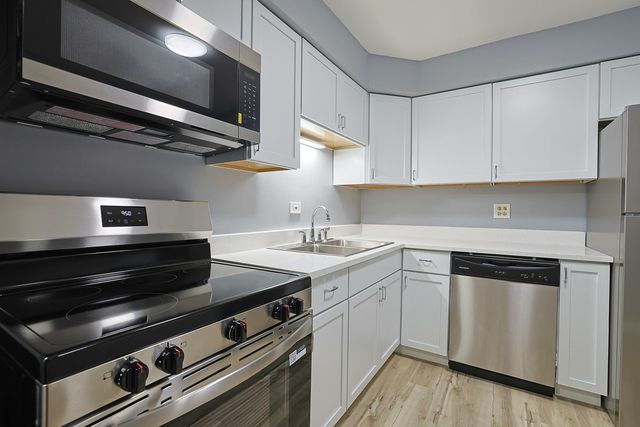 1111 Pleasant Run Drive 911, Wheeling, IL 60090