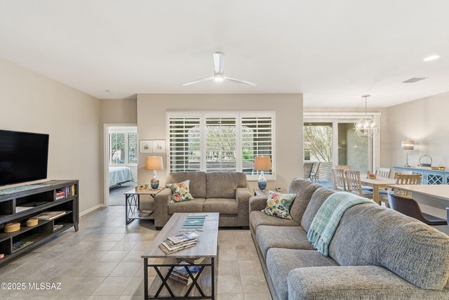 1701 E Sage Thrasher Drive, Green Valley, AZ 85614