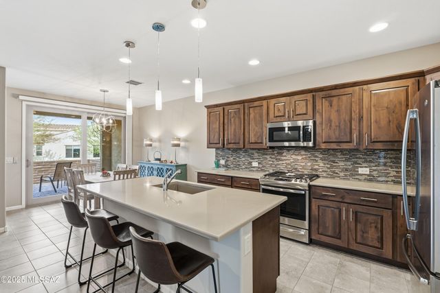 1701 E Sage Thrasher Drive, Green Valley, AZ 85614