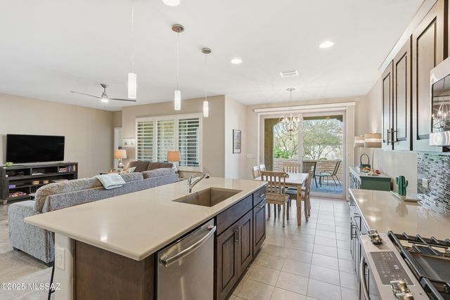 1701 E Sage Thrasher Drive, Green Valley, AZ 85614