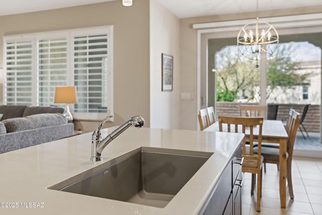 1701 E Sage Thrasher Drive, Green Valley, AZ 85614