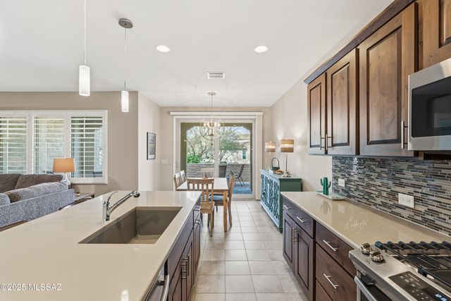 1701 E Sage Thrasher Drive, Green Valley, AZ 85614