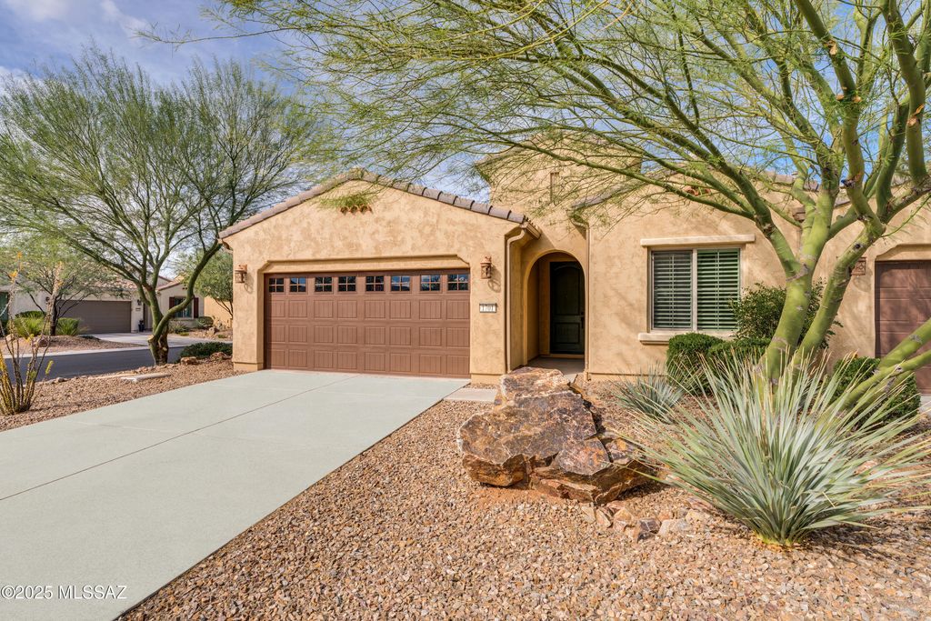 1701 E Sage Thrasher Drive, Green Valley, AZ 85614