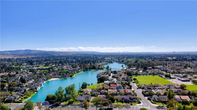 65 Pinewood 33, Irvine, CA 92604