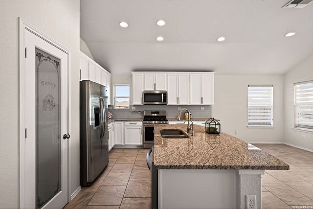 672 Ridgemeadow Dr, New Braunfels, TX 78130