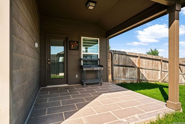 672 Ridgemeadow Dr, New Braunfels, TX 78130