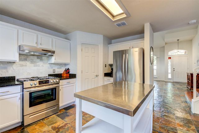 8904 W Hove LOOP, Austin, TX 78749