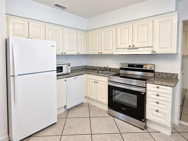 1294 Highlands DR, Naples, FL 34103