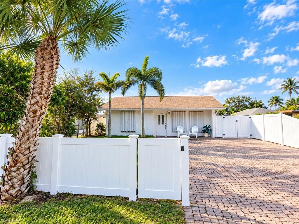 1294 Highlands DR, Naples, FL 34103