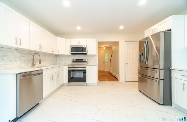 1425 James Farm Road, Stratford, CT 06614