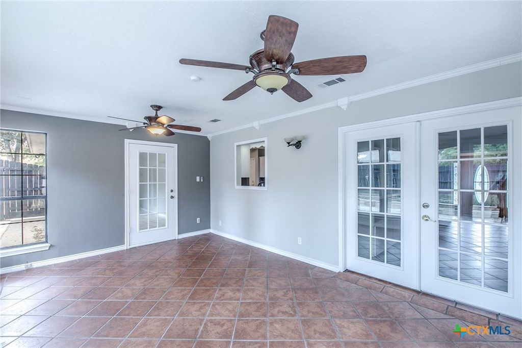 Image 10 of property listing at 18 Morgans Point Boulevard, Morgans Point Resort, TX 76513