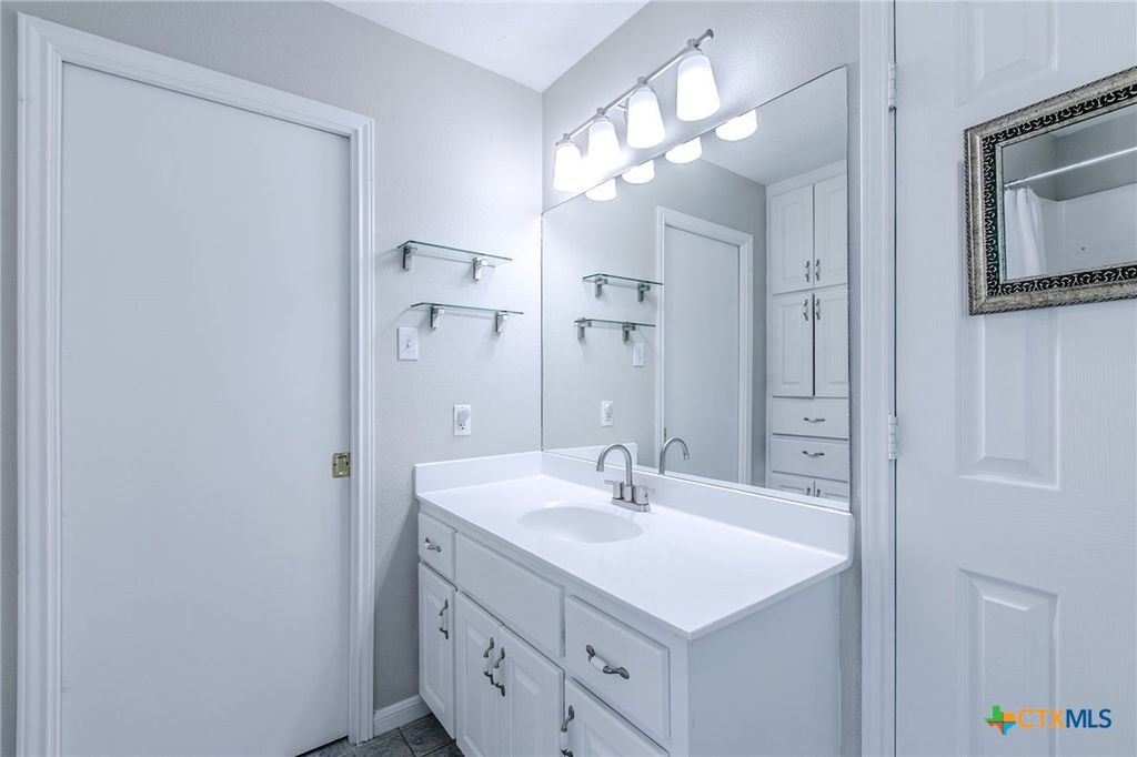 Image 13 of property listing at 18 Morgans Point Boulevard, Morgans Point Resort, TX 76513