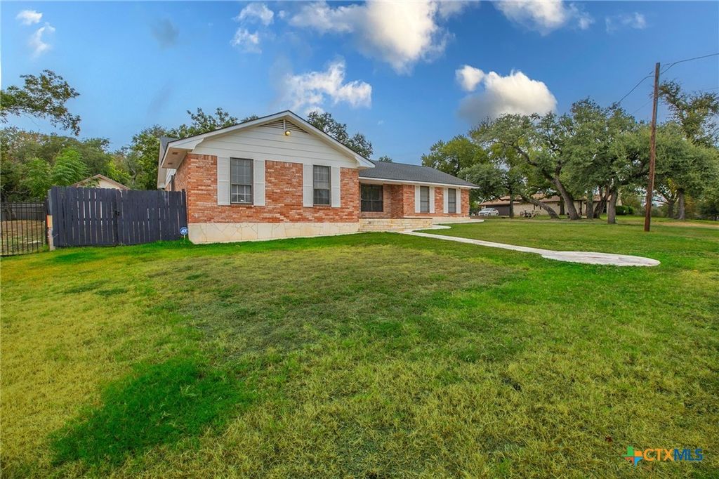 Image 21 of property listing at 18 Morgans Point Boulevard, Morgans Point Resort, TX 76513
