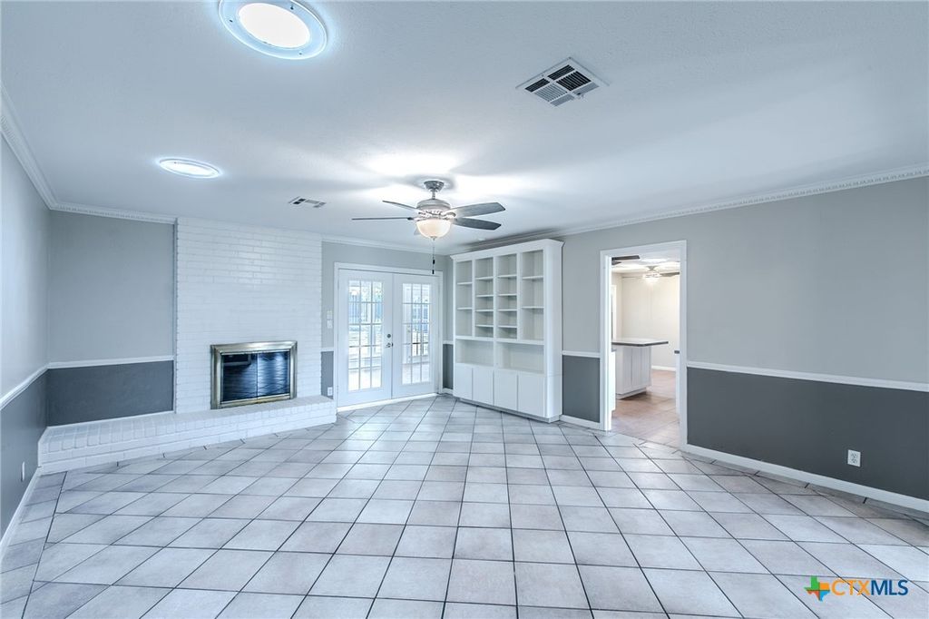 Image 3 of property listing at 18 Morgans Point Boulevard, Morgans Point Resort, TX 76513