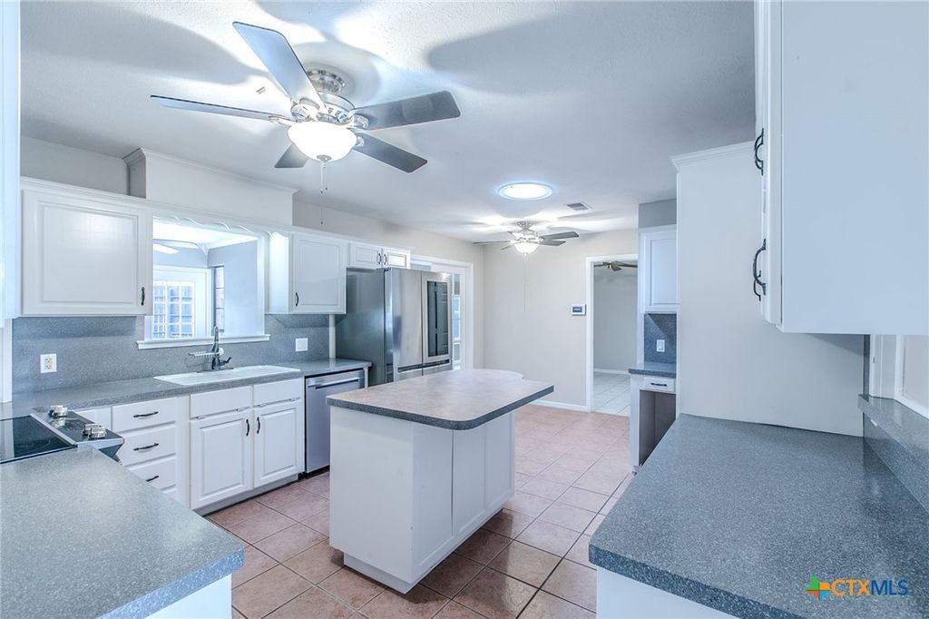 Image 4 of property listing at 18 Morgans Point Boulevard, Morgans Point Resort, TX 76513