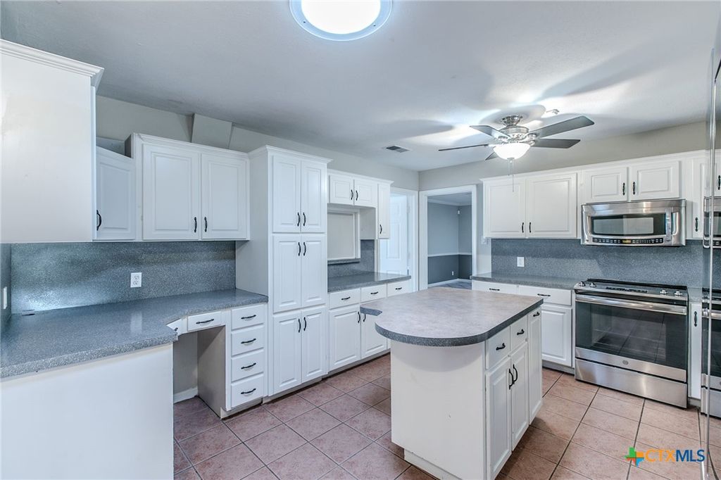 Image 5 of property listing at 18 Morgans Point Boulevard, Morgans Point Resort, TX 76513
