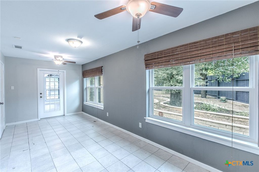 Image 7 of property listing at 18 Morgans Point Boulevard, Morgans Point Resort, TX 76513