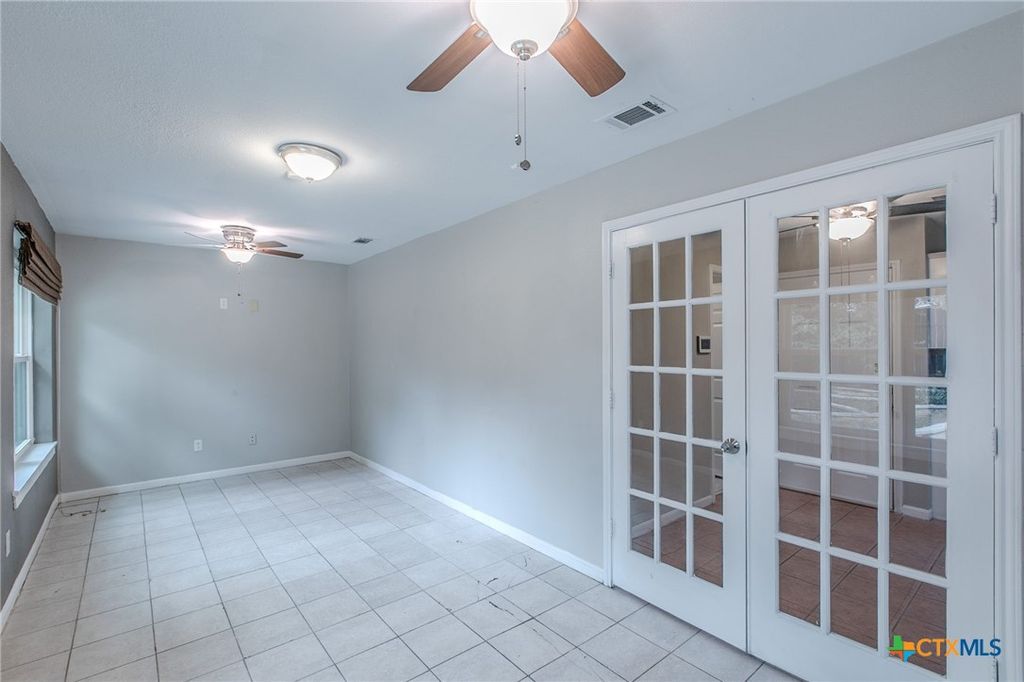Image 8 of property listing at 18 Morgans Point Boulevard, Morgans Point Resort, TX 76513