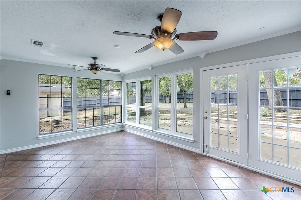 Image 9 of property listing at 18 Morgans Point Boulevard, Morgans Point Resort, TX 76513
