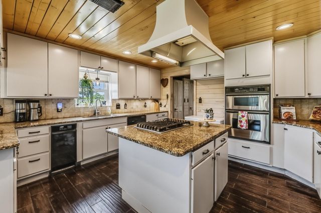 888 Tafelski Road, New Waverly, TX 77358