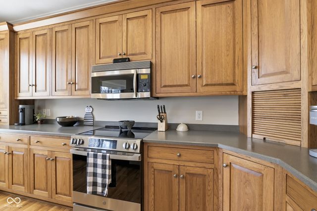 600 N Elm Street, Zionsville, IN 46077