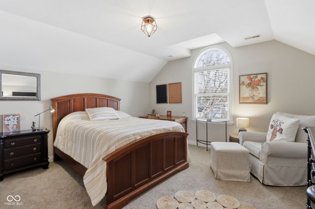 600 N Elm Street, Zionsville, IN 46077