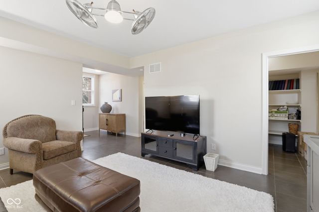 600 N Elm Street, Zionsville, IN 46077