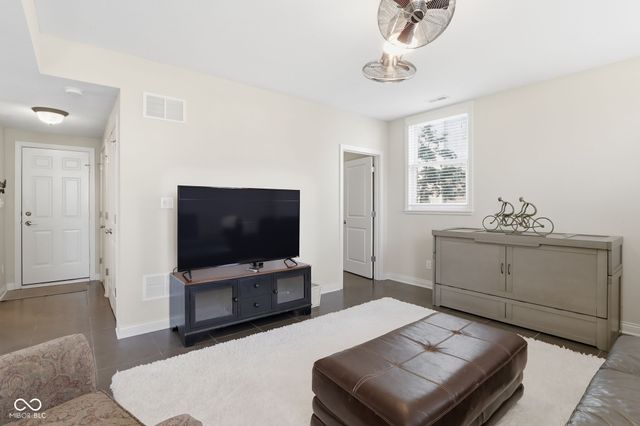 600 N Elm Street, Zionsville, IN 46077