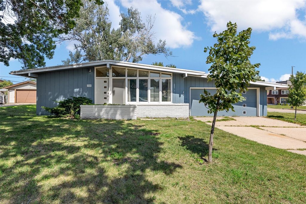 2500 Falbrook Drive NE, Cedar Rapids, IA 52402