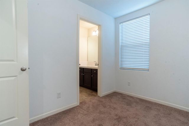 6330 E Creek View Lane, Fresno, CA 93727