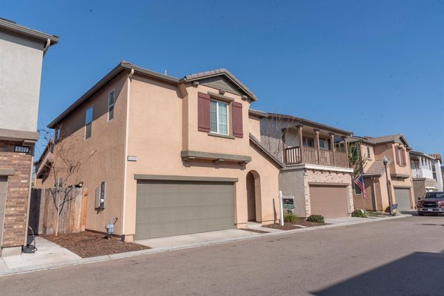 6330 E Creek View Lane, Fresno, CA 93727