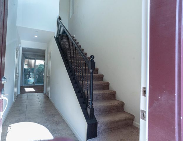 6330 E Creek View Lane, Fresno, CA 93727