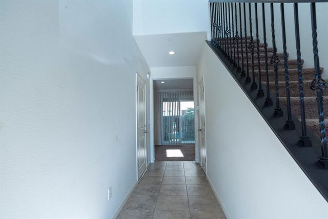 6330 E Creek View Lane, Fresno, CA 93727