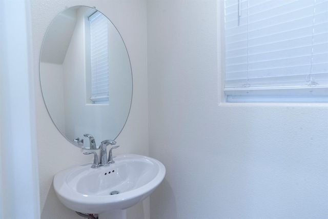 6330 E Creek View Lane, Fresno, CA 93727