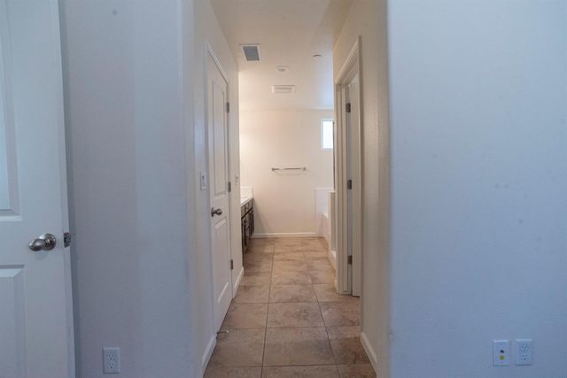 6330 E Creek View Lane, Fresno, CA 93727