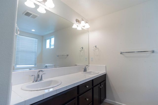 6330 E Creek View Lane, Fresno, CA 93727