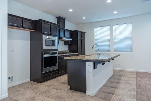 6330 E Creek View Lane, Fresno, CA 93727