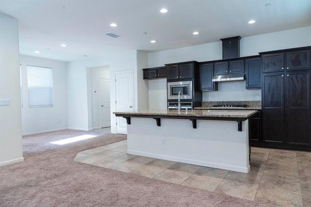 6330 E Creek View Lane, Fresno, CA 93727