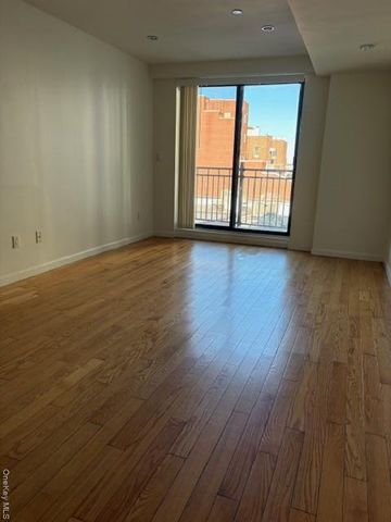 135-17 Northern Boulevard 5D, Flushing, NY 11354