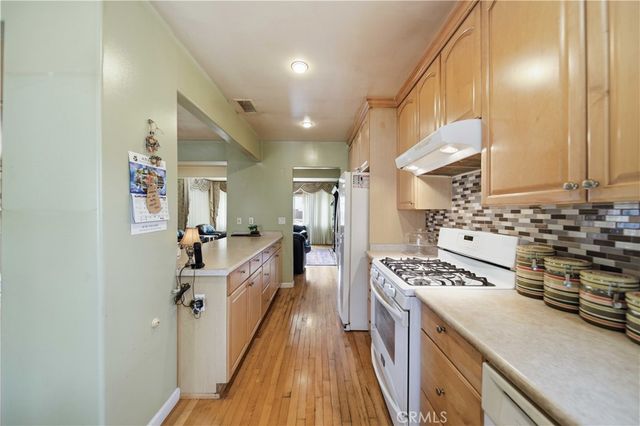 6853 Vanalden Avenue, Reseda, CA 91335
