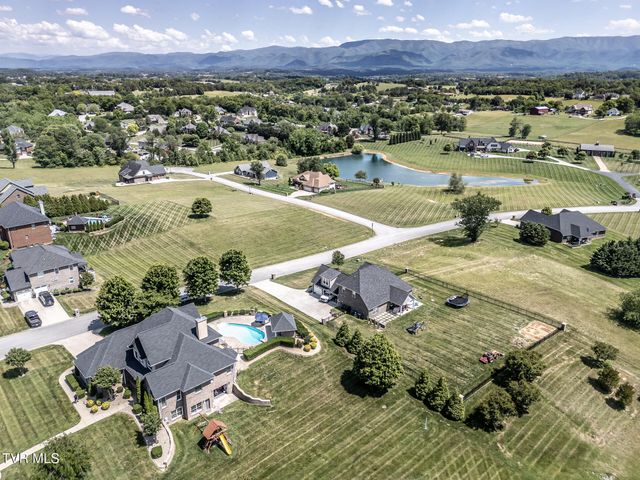 201 West Hawthorne Court, Greeneville, TN 37745