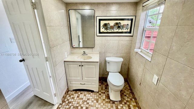 48 SW 14th St 1, Dania Beach, FL 33004