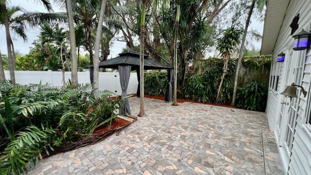 48 SW 14th St 1, Dania Beach, FL 33004