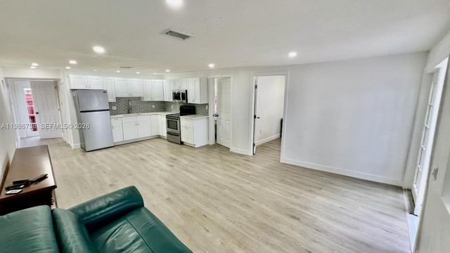 48 SW 14th St 1, Dania Beach, FL 33004