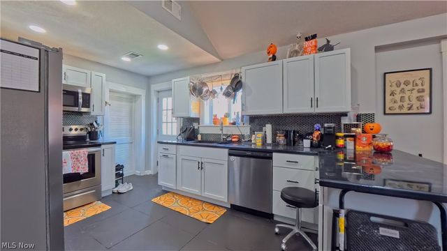 819 Fairfield Avenue, Columbiana, OH 44408