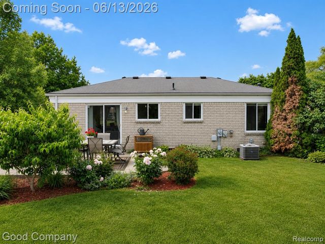 18489 Matthew Drive, Clinton Township, MI 48035