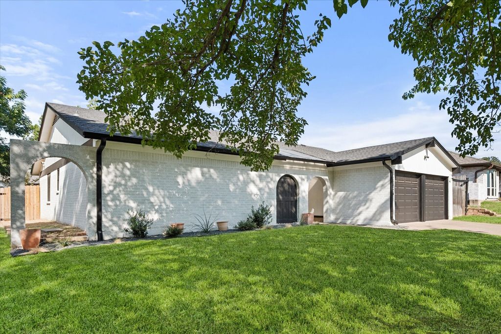 7621 Oak Ridge Drive, North Richland Hills, TX 76182 — photo 4