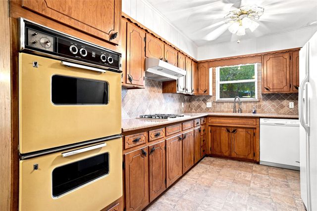 113 Wildwood Court, Azle, TX 76020