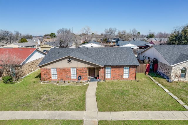 2110 Burrows Trail, Grand Prairie, TX 75052