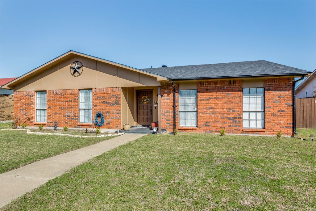 2110 Burrows Trail, Grand Prairie, TX 75052